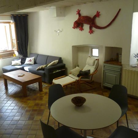 Une maison dans le village Ribiers Extérieur photo